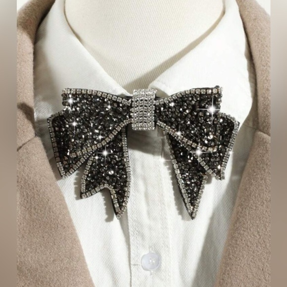 ✨NEW✨ Sparkling Rhinestone Bow Tie Brooch - Picture 5 of 6